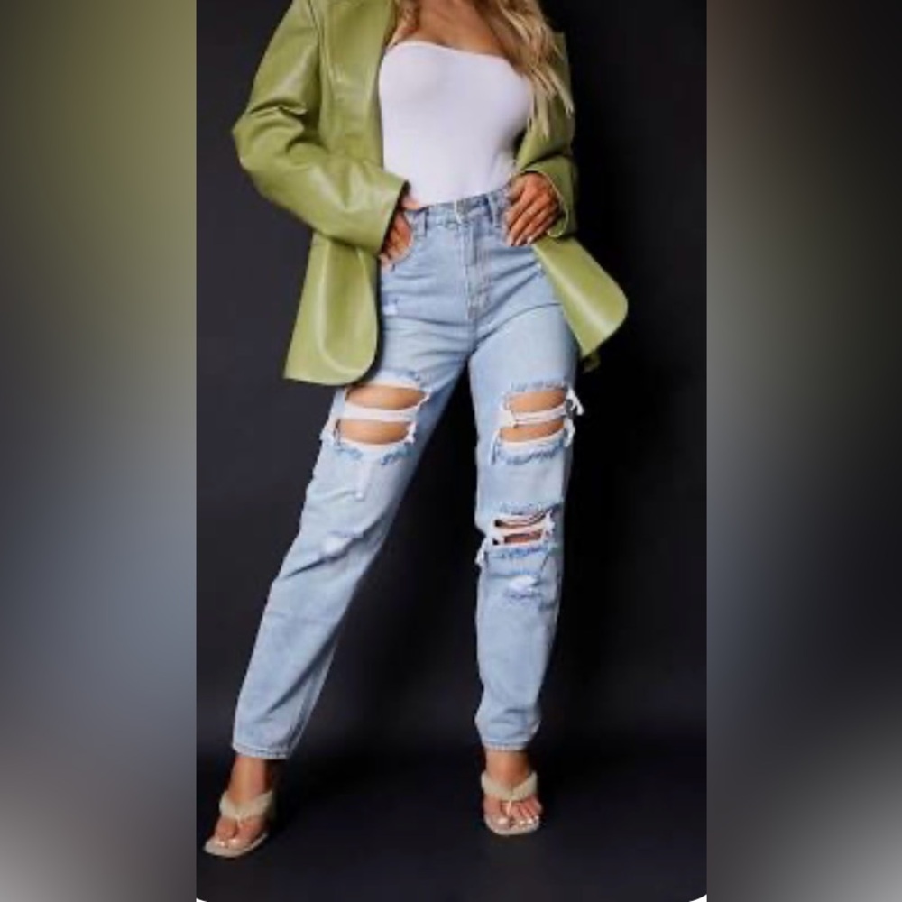 ๐ NWT PRETTYLITTLETHING Washed Distressed High Rise Mom Jeans in Light Blue Sz 8 - Picture 2 of 7